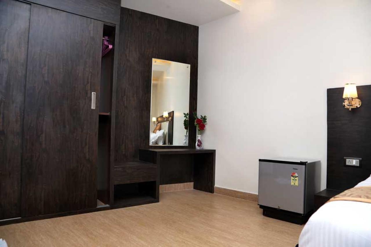 Hotel Vinayak Lifestyle Hotels Lakhnau Kültér fotó